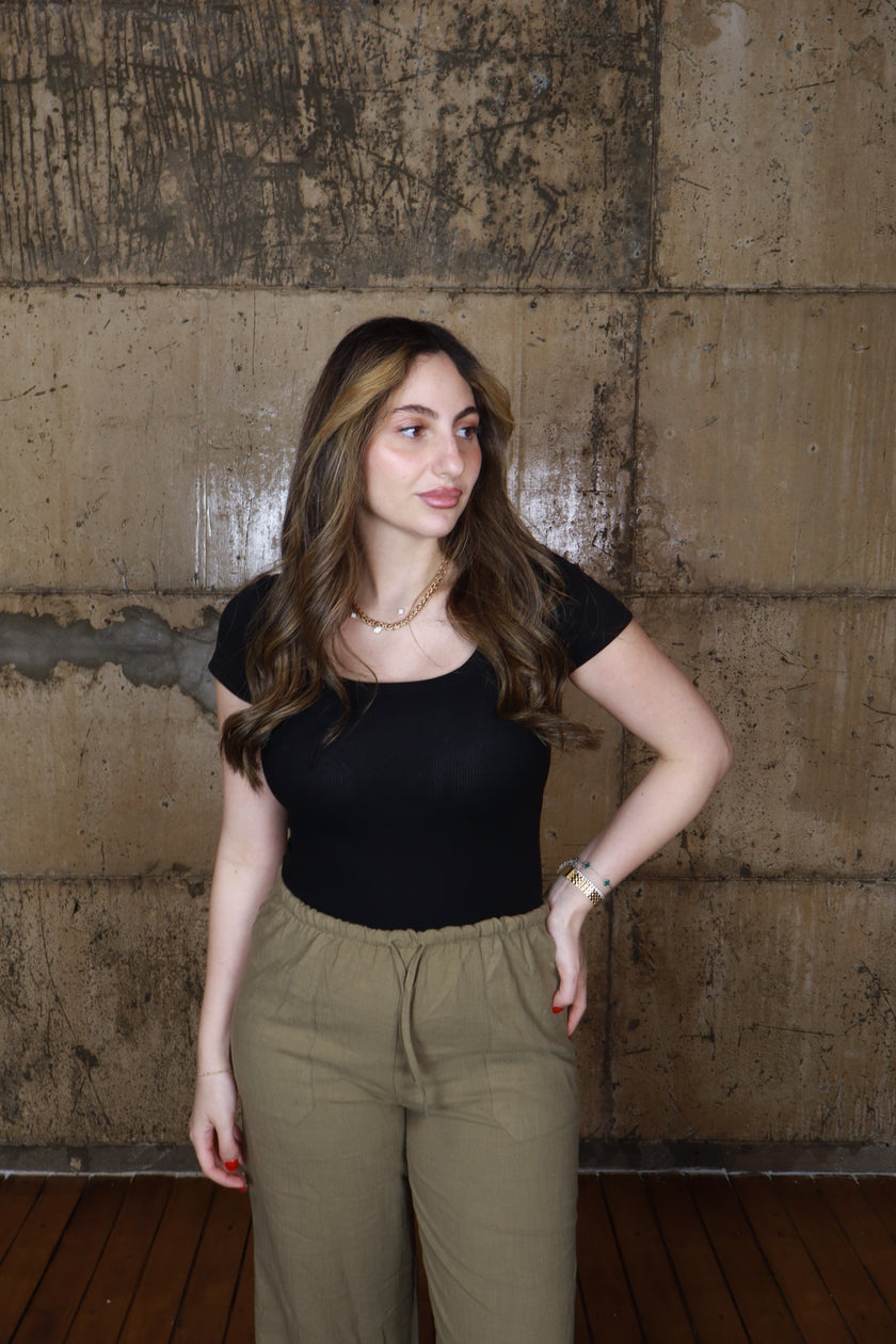 חולצת בייסיק עם מחשוף בצבע שחור