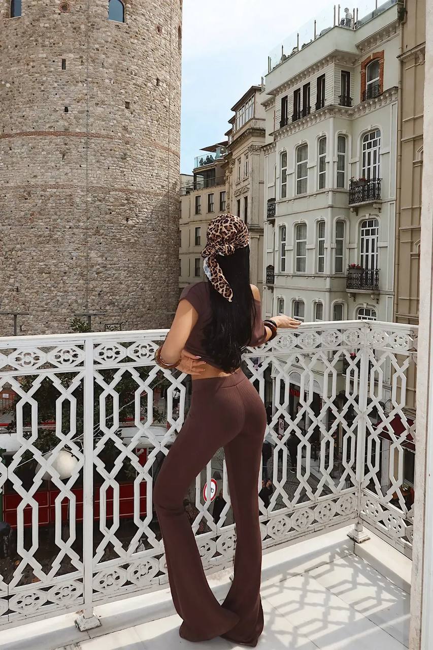 חליפת טריקו בצבע חום