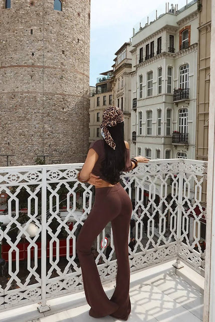 חליפת טריקו בצבע חום